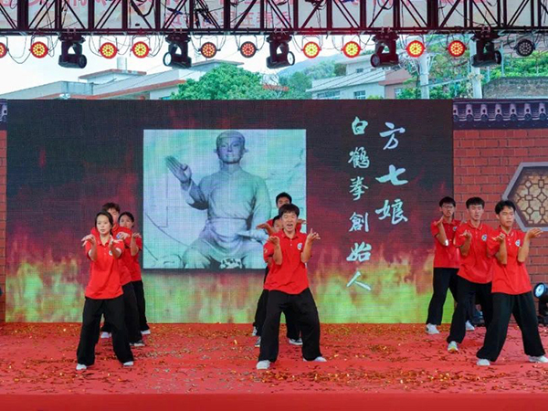 武术表演员们展现永春白鹤拳的拳术文化。