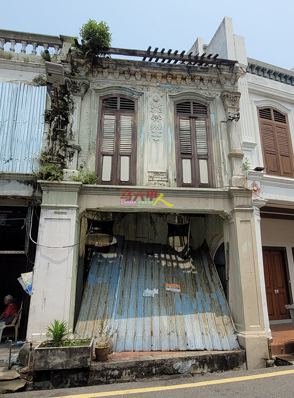 其中一间空置老店屋前的锌片已倒塌，有碍市容之余，也担心危及路人安全。
