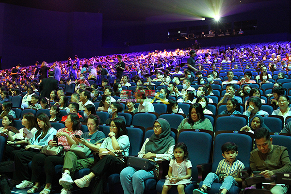 中国《百越稻盛》创意杂技秀，正式公演，超过千人出席欣赏。
