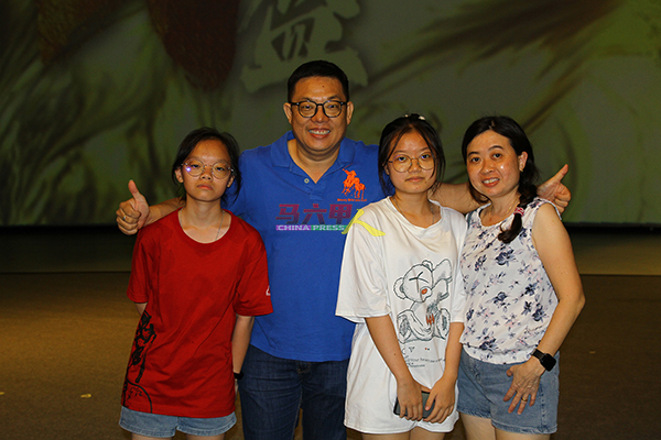 刘铭亮（左2）一家四口一起来观看首场的公演。