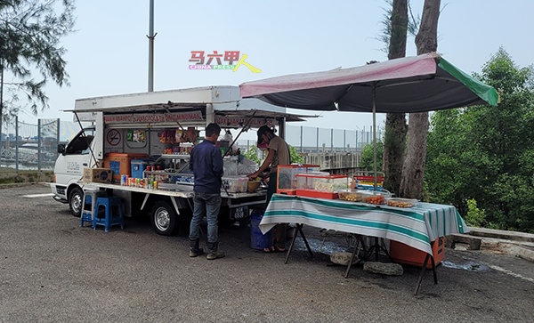 白天也有一辆餐车在路边摆摊，售卖食物及饮料给访客。