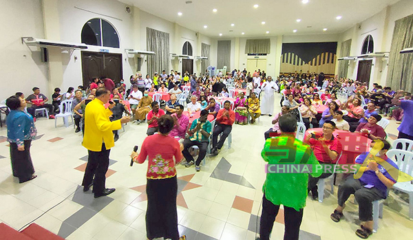 《跨宗教文化之夜》让来自不同宗教背景的信徒齐聚一堂，共赏不同族群的文化表演且一同互动，展现出“一个马来西亚”精神。