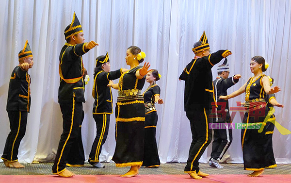 来自东马的卡达山天主教徒，带来族群的传统舞蹈苏马绍（Sumazau）舞。