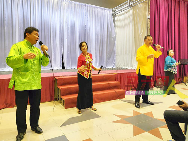 峇峇娘惹后裔代表边唱边跳，带动全场气氛。