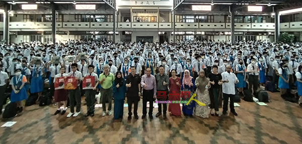 颜贞强（右7）连续23年赞助《中国报》予育民中学。