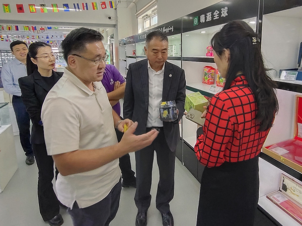 ■颜天禄（前排左）向亚洲贸易馆方介绍大马生产的特色消费产品，左2为叶范涛。
