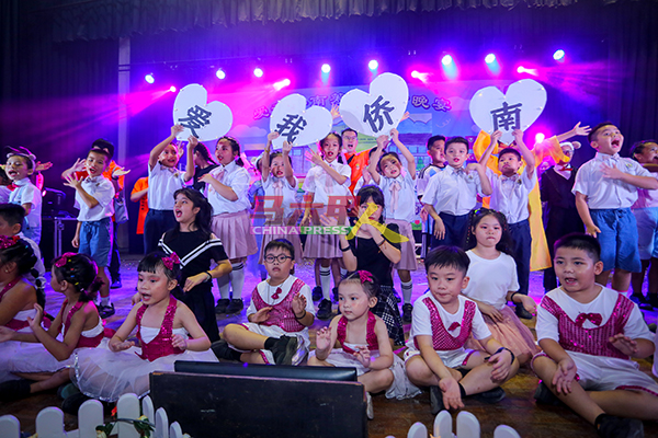 学生们以压轴表演节目“爱我侨南”舞蹈，作为筹款晚宴谢幕礼。