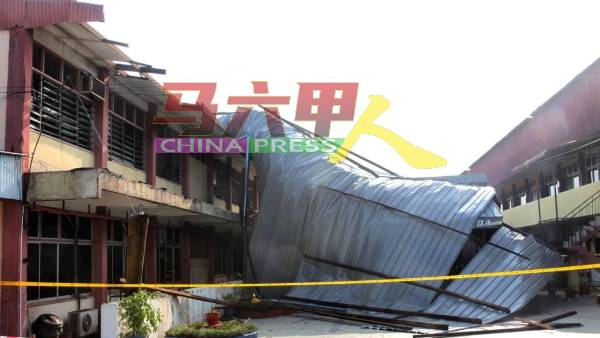 屋顶整个掀起，受损程度严重。