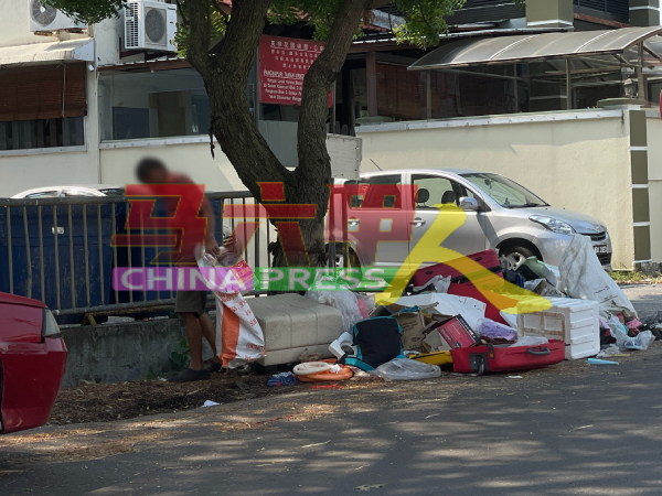 拾荒者在垃圾堆中搜索可变卖物品，导致垃圾堆更凌乱。