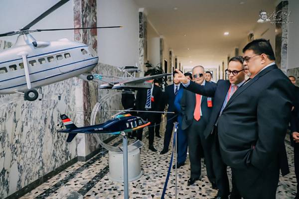 阿都拉勿（右）率领甲州政府参访团，到米兰一家生产各种型号直升机模拟器的莱昂纳多直升机飞行学院参观。（图取自阿都拉勿面子书专页）