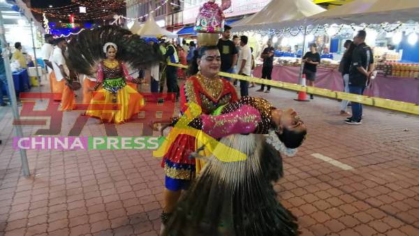 印度传统舞蹈演出，为屠妖节添加节日气氛。