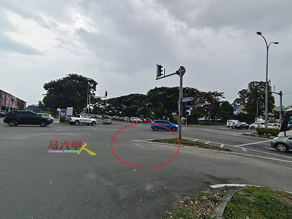 另外的建议是在路口（红圈处）设置软性防撞杆，禁止摩哆违规驾驶。