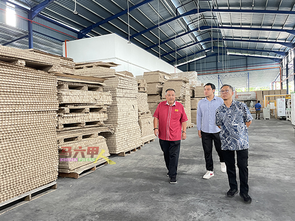 刘志俍（右起）及郭子毅在陈金顺邀请下，到蜂窝纸品私人有限公司工厂参观。
