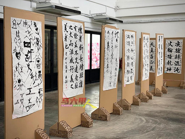 展示在七里村的书法作品，整齐张挂在蜂窝展示板上。