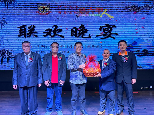 周华生（右2起）赠送水果礼篮给林万锋，右起吴多雄校长、刘家昌及汤开烈。