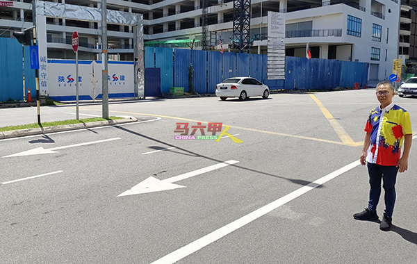刘志俍指，在道路尾端有两个直行箭头，建议当局增加方向箭头，以提醒车主注意。