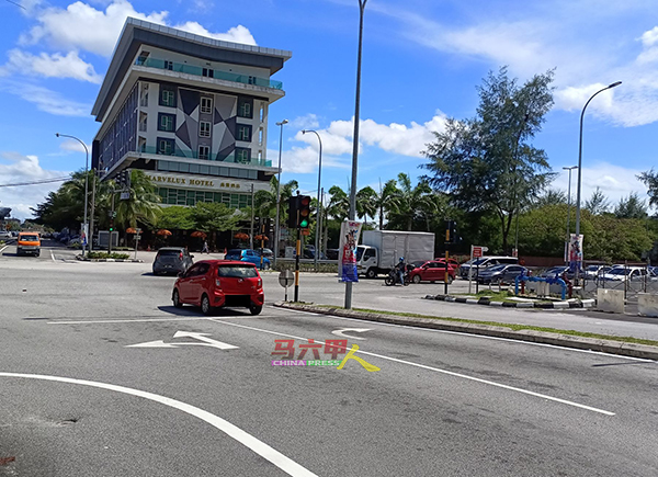 十字路口处有划上箭头，左车道只允许直行或左转，要右转前往甲市区方向的车辆，必须使用右车道。