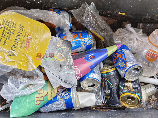 垃圾堆里有不少酒罐，相信有人聚集在天桥喝酒。