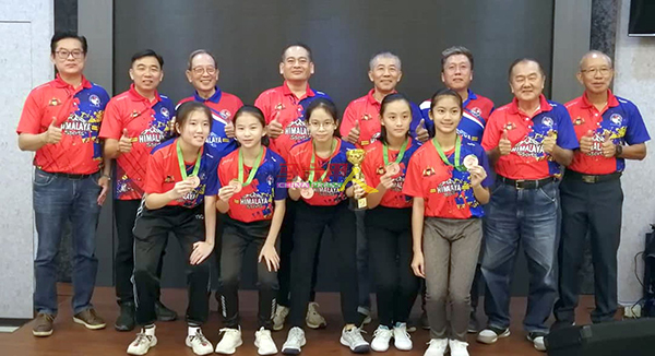 第34届大马乒乓新苗锦标赛女子团体13岁组铜牌得主陈婉瑄（前排左起）、谢凯渝、区紫轩、林子绥、陈雪琳。
