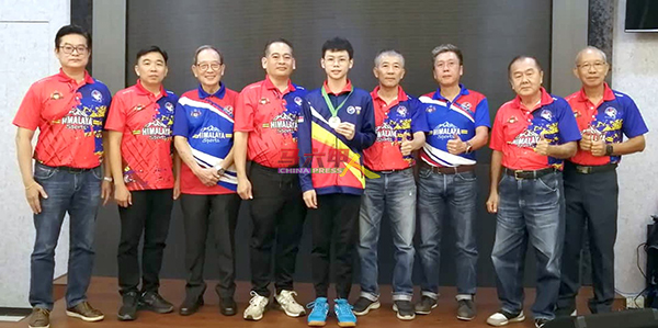 第34届大马乒乓新苗锦标赛男子单打13岁组铜牌得主区宇轩（中）接领奖牌。
