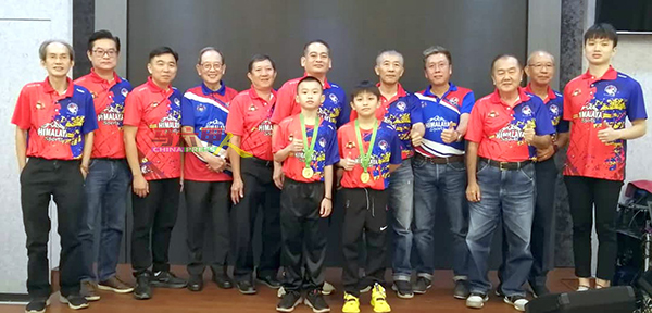 ■第34届大马乒乓新苗锦标赛男子双打10岁组金牌得主许伟耀（前排左起）与蔡悦仁。