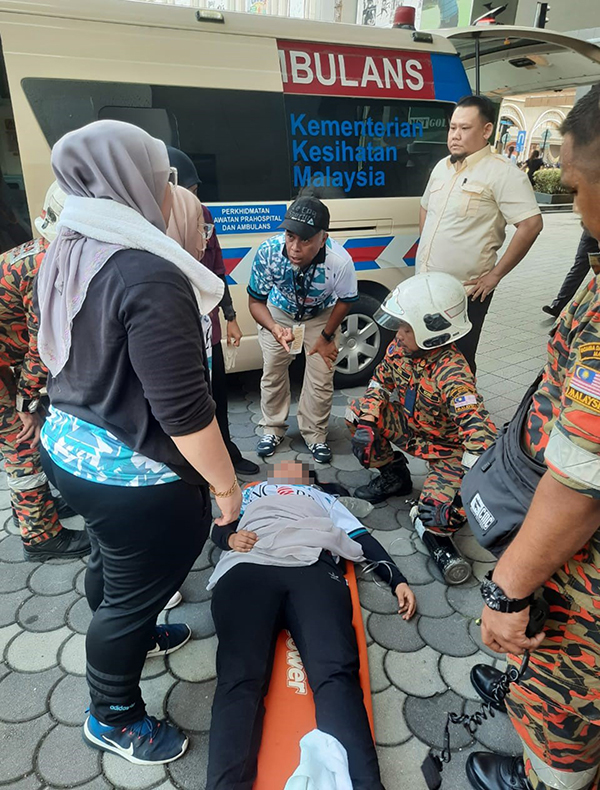 消拯员撬开升降机门后，把16名受困者男子救出，另两名女子因呼吸困难由救护车送院接受治疗。