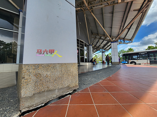 马六甲仙特拉车站下陷，石柱底下出现裂痕。
