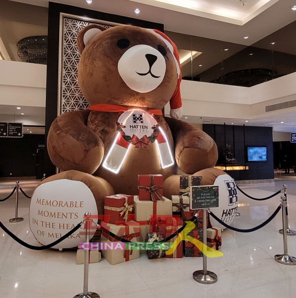 16尺高“巨熊”于惠胜酒店大厅迎宾，增添圣诞及新年佳节气氛。