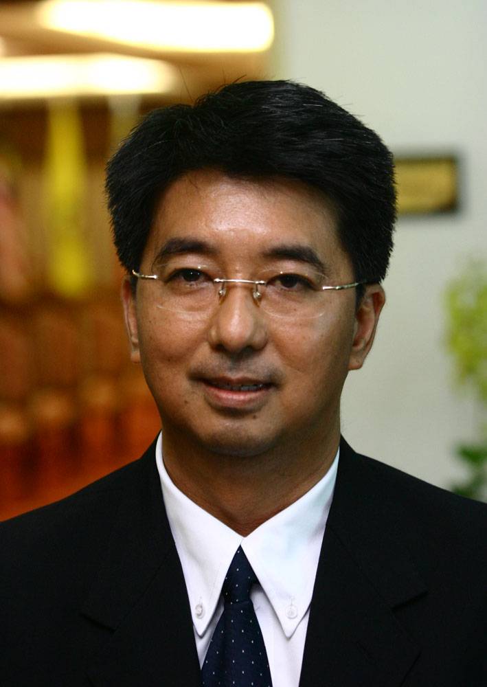 峇章华小董事长拿督威拉古乃光上议员，连续20年赞助该校《中国报》