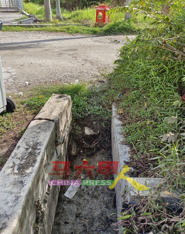 捷径道路阻断沟水的流通，长期排不出并堆积厚厚淤泥。