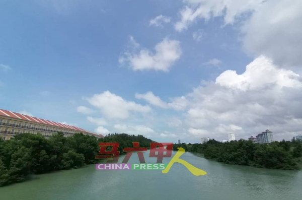 双岛城附近的马六甲河与河岸的珍贵红树林，形成绝美景色。