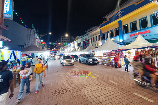■新路小印度屠妖节市集即日起营业至本月11日（周六），已有许多民众及游客造访。
