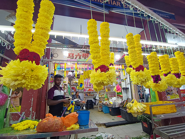 ■越逼近屠妖节，小印度的店家一天能最高售出超过1000件花环。
