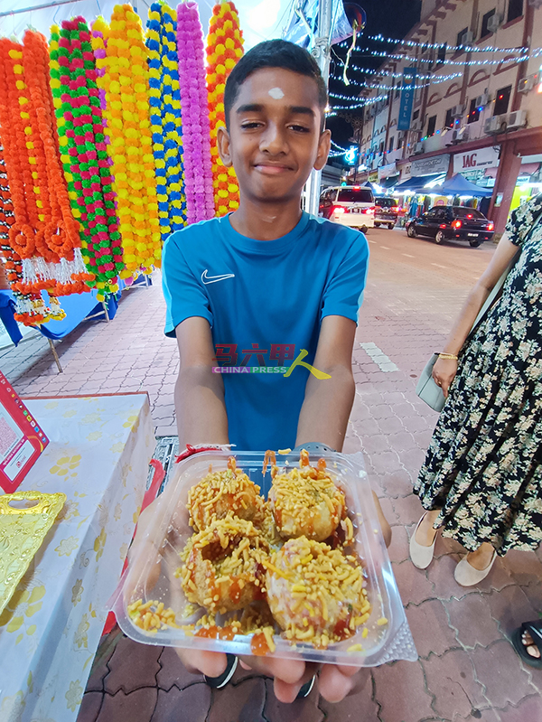 ■民众对印度街头小吃普利球（Pani Puri）赞不绝口。