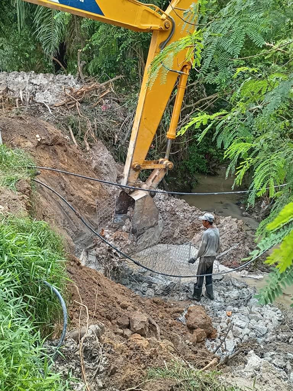 巴也明光公路主要排水道严重泥崩抢修工程如火如荼进行中。(村委会提供）