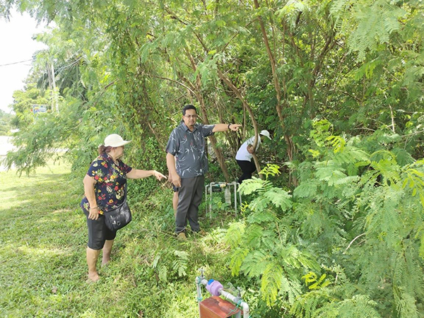 瓜接宁宜州议员罗斯里（左2）在村长刘运珍（左）及多名村委陪同下，亲自深入现场了解大沟泥崩严重程度。（村委会提供）