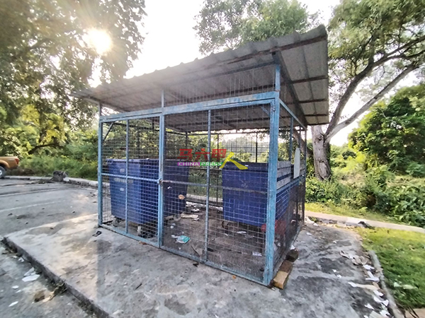 ■垃圾槽在铁笼内，居民进入丢垃圾后也确保将门关上，如此就不会引来猴子。