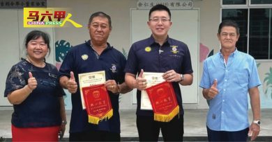 巴力吉利令华小图书馆 获2慈善团体领袖 捐桌椅