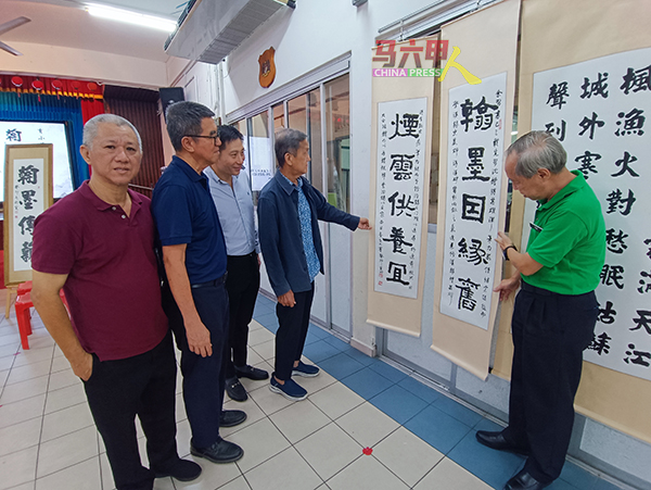 郑国华（右起）与宋德祥、王水益、赖清洪及刘明亮参观29副学生的作品，希望书法能推广至各学校。