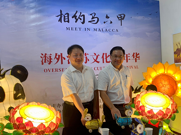 徐东海（左起）及颜天禄为江苏文化嘉年华系列活动主持开幕仪式。