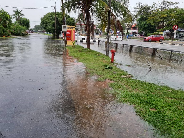 住宅区路面淹水，沟渠水位高涨。