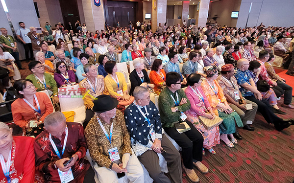 500名来自大马、新加坡、泰国及澳洲的峇峇娘惹，踊跃出席国际大会。