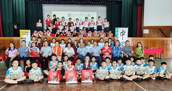 ■3位在有奖问答游戏得奖的同学林志贤（前排左3起）、胡宗浩及李颖柔，与受惠学生一起与嘉宾合照。