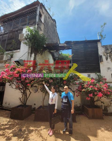 林添辉（右起）向骆慧茹反映，身后的空屋对其隔壁老店带来的影响，包括树长在墙上的问题。