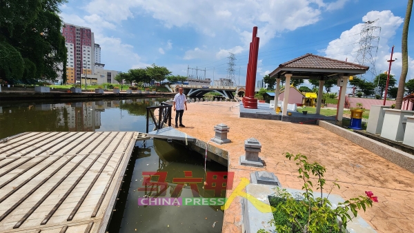 当局在沿河建小码头，让游客到访各膜拜场所。