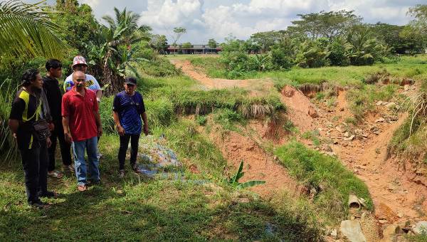 野新立拔加影柏达纳花园聚水池土崩，居民希望政府能关注此事。