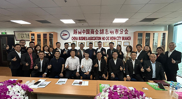 姚玉辉（前排右4）率领26位代表礼貌拜访越南中国商会胡志明市分会，获得该会副会长刘智钢与李柯璇（前排左5及6）的热情接待。