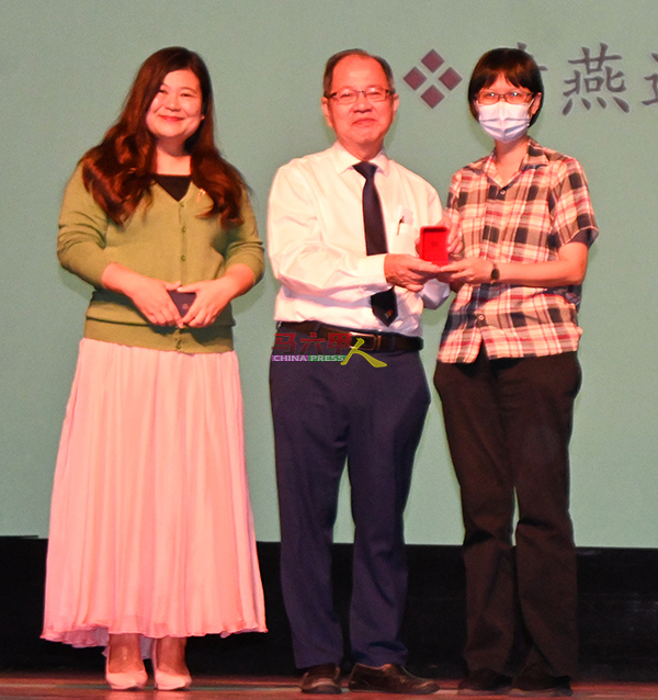 黄雪莱（左起）及萧汉昌服务20年奖给黄燕连。