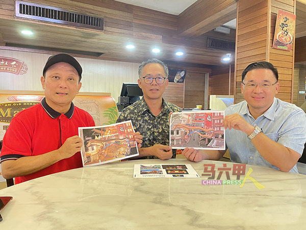李传财（左起）刘志俍及颜天禄，向中文媒体展示2012年全长398尺的“一个马来西亚兴旺祥龙”旧照。
