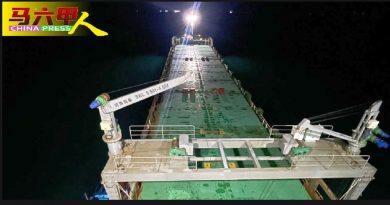 乌克兰货轮闯甲海域 船长   14船员     遭扣查